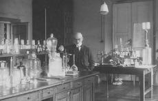 Leon Marchlewski w laboratorium